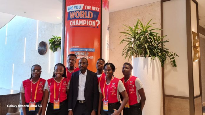 DG NITDA, Kashifu Inuwa in a group photograph with the Six Nigerian Students who participated at the Microsoft Office Specialist World Championship (MOSWC) du4ing the Council on Global Partner Summit held at Orlando, Florida, United States of America.